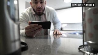 Az óriás csöcsű bejárónő megkúrelva