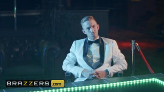Brazzers - Blanche Bradburry hatalmas dákót kap a popójába