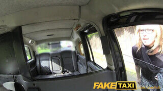 FakeTaxi - öregebb Milf elcsábítja a sofőrt