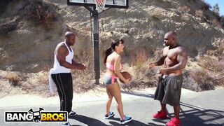 BANGBROS - Lisa Ann és a hatalmas farkú kosaras srácok