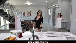 TeamSkeet - MIlf hölgyemény és a menye összejönnek