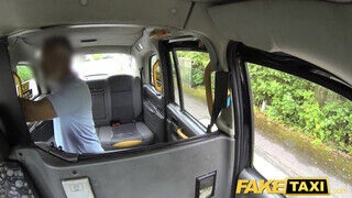 Fake Taxi - Maszkos milf rábukik a faszra