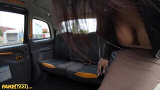 Fake Taxi - Sheila Ortega kúrel a taxiban