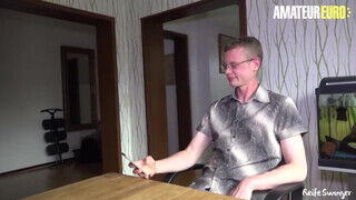 REIFESWINGER - Német milf fiatal manussal kefél