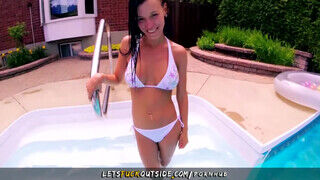 Let's Fuck Outside - Méretes tőgyes milf a medencénél