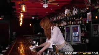 Lauren Phillips barna pasikkal dug