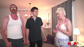Got Mum - Rövid hajú milf hármasban közösül