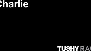 TUSHYRAW - Charlie a fullos világos szőke milf