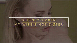 Britney Amber a dögös csöcsös milf