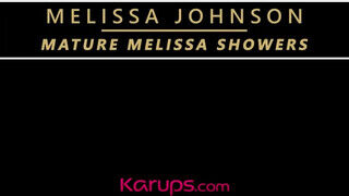Melissa Johnson a kádban peckezik