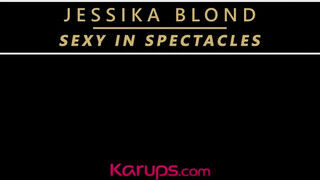 Jessika Blond a dögös világos szőke milf