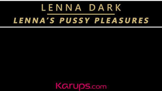 Lenna Dark egy méretes dildóval peckezik