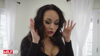 MILFED - Crystal Rush a dögös orosz milf